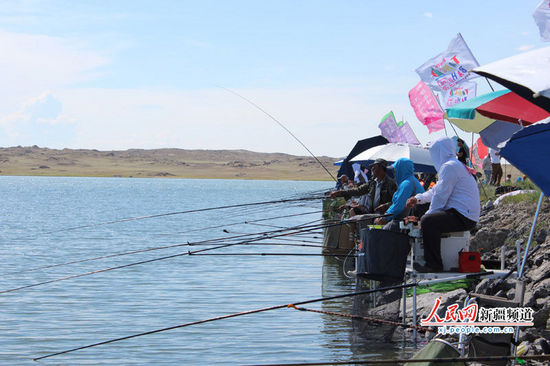 阿勒泰垂钓邀请赛:钓鱼好手鏖战塘巴湖畔 垂钓现场图