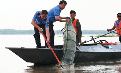 黑龙江佳木斯“蓝剑护渔”在行动 图