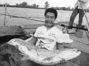 泰州一男子钓上34斤重大鳡鱼 长达1.37米 双手抱起显吃力 图