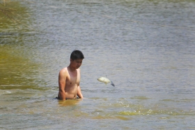 养殖鱼塘快干了，给丈夫儿子治病的钱怎么办？组图