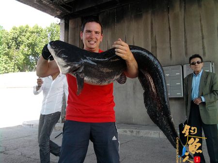 虎扑专访法国路亚钓鱼人:假饵钓大鱼