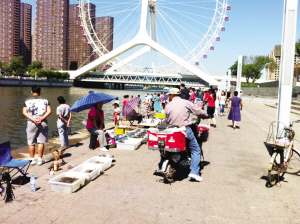 景观河道很受伤：早点摊河边设 亲水平台成鱼市 图