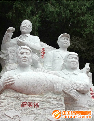 缔造钓鱼比赛产业特色，四川南部县建成中国升钟湖钓鱼大奖赛冠军雕塑