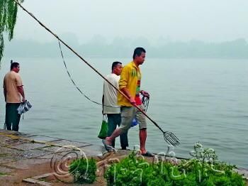 济南大明湖市民无视规定公然叉鱼夜钓 图
