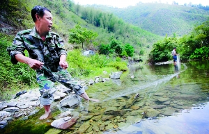     今年陈林民就抓到了十几个偷捕野生石斑鱼的人。