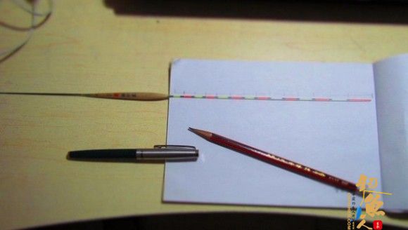 钓鱼人自己手工刷浮漂尾漆过程详解 7P