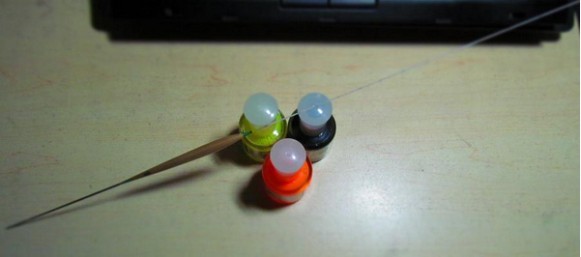 钓鱼人自己手工刷浮漂尾漆过程详解 7P