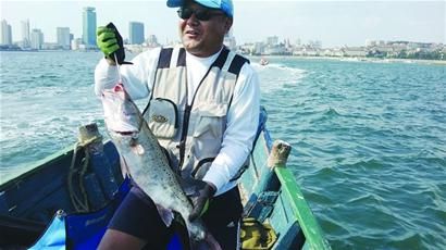 组图 国庆长假路堵海不堵坐着小船去垂钓