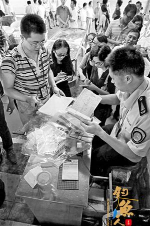     9月25日，执法人员清查“致癌鱼”进货来源。