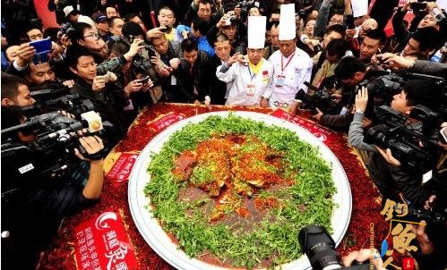 湘菜大师制作“剁椒鱼头王”：鱼头36斤用15斤剁椒 图