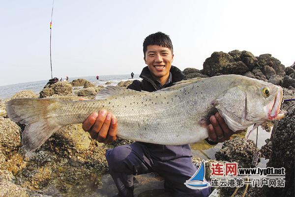 全国海钓邀请赛秦山岛开赛，钓友展示重7.18公斤的鲈鱼