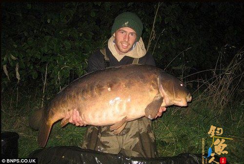 组图 英国警察布莱恩特钓到56斤重淡水鱼 将其放生