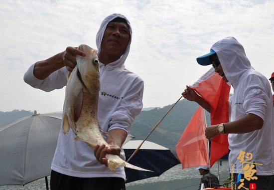 组图 西林野外钓鱼大赛:一钩钓来俩“鱼”