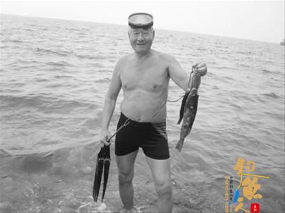 68岁“海碰子”用鱼枪叉到大黄鱼 足有40厘米长 图