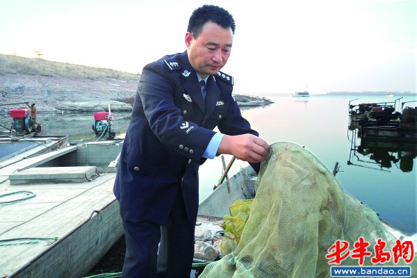     杜贞兵整理收缴的非法捕鱼工具地笼。