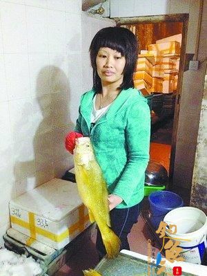 女子花上万元买条“土豪金”黄花鱼 称给儿媳坐月子