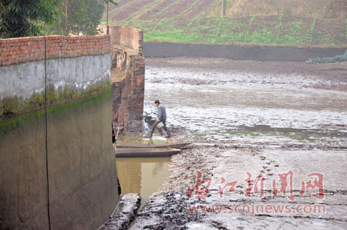 鱼塘塘埂突然垮塌村民半夜帮忙捞鱼