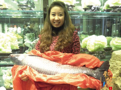 徐颖抱着20多公斤重的大鱼