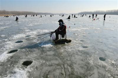 北京数百市民凿冰钓鱼 大量垃圾冻在河面 组图