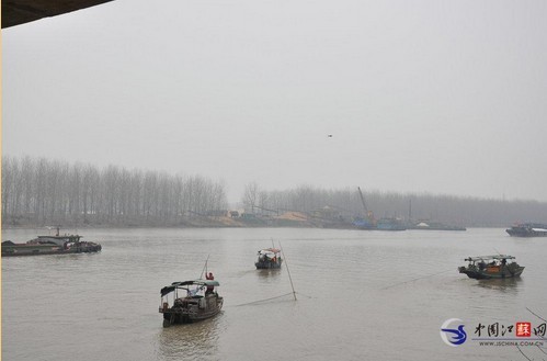 高邮大运河禁渔期遭渔民疯狂捕鱼 组图