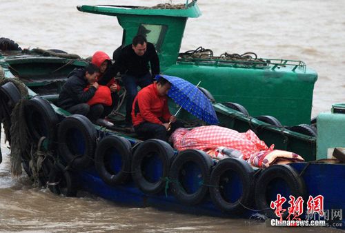 浙江温岭爆炸渔船返回石塘港 载回6船员遗体 图