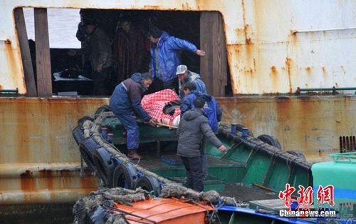 浙江温岭爆炸渔船返回石塘港 载回6船员遗体 图