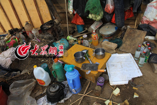 河边地穴里的春节:花甲老夫妇没水没电捕鱼过年 组图