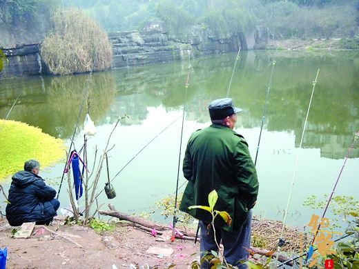 现在已是禁渔期 钓鱼者手下留情 组图