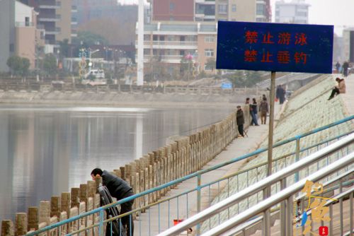 孝昌新城区官塘湖垂钓屡禁不止 警示牌遭无视