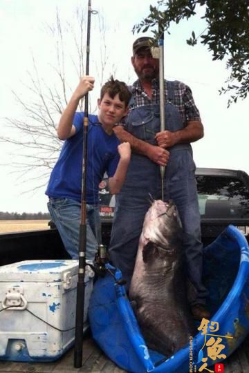 美国男孩用香肠钓上百斤重巨型鲶鱼 冰箱装不下