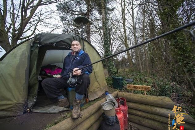 英国牛津郡退休工人湖边钓鱼4年不回家，奇才