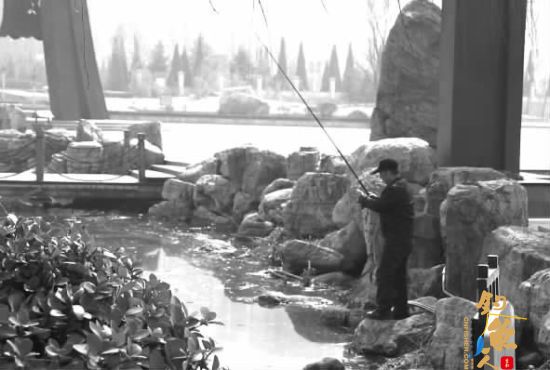 临汾市民公园钓鱼与管理人员“打游击”