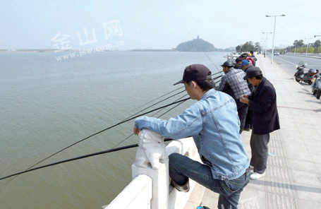 天气转暖垂钓忙