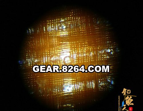 来看看放大100倍是什么样子,原来我们看上去的一根丝线,其实是由更多细小的丝线构成的。