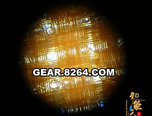 是不是发现许多小气泡,这些就是压胶的时候形成的,而且调整显微镜焦距就能发现,这些气泡并不是在同一个平面上,而是分布在整个压胶层中。