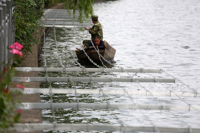 贴沙河装上铁丝网 网不住游泳垂钓人