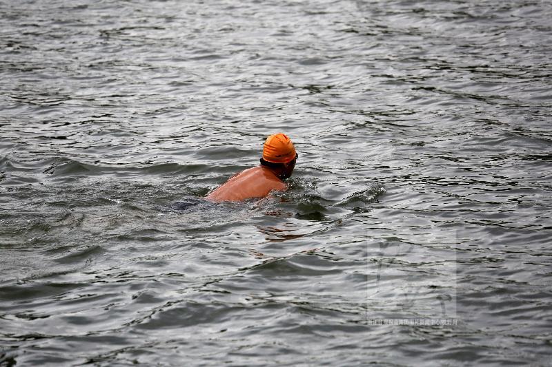 贴沙河装上铁丝网 网不住游泳垂钓人