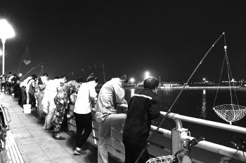 万平口大桥上夜间垂钓者真不少