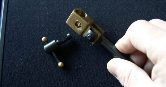 钳头套管锁紧销与钳头支架