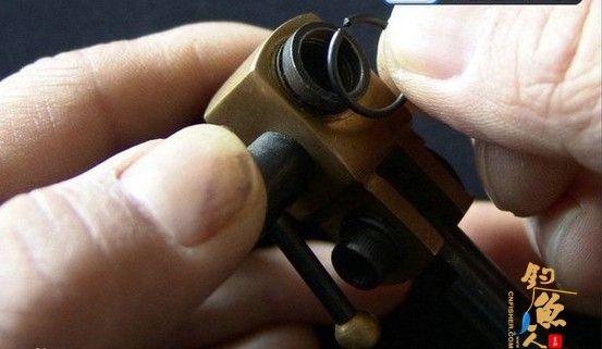 安装套管固定卡簧