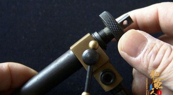 安装飞蝇绑制钳