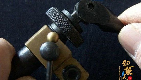 安装钳头夹紧钮