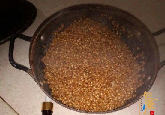 自制小药小麦饵料打窝料、仅供钓友参考，配图