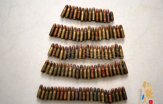 烟台一男子海边钓鱼钓上百发崭新子弹