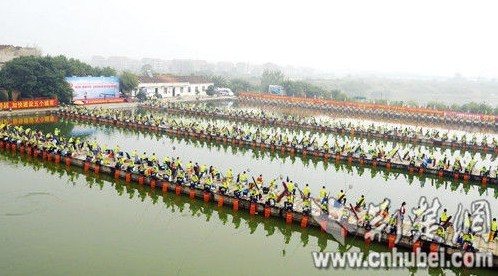 全国500名钓鱼爱好者孝文化旅游节上挥长竿