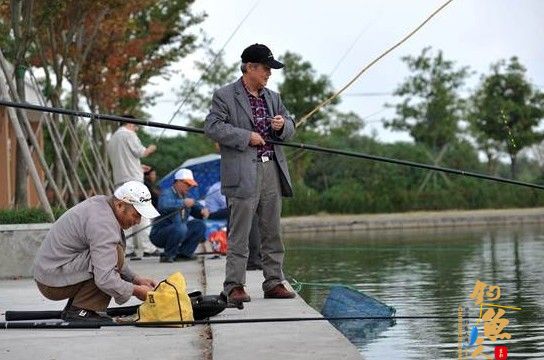 松江公司举办2014秋季垂钓大赛丰富员工生活