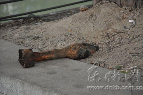 男子河边钓鱼钓上一枚航空炸弹 将爆破销毁