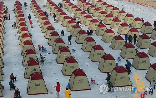 韩举行冰雪嘉年华 6000人可同时在冰上钓鱼 为期17天