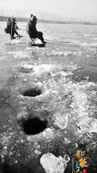 冰面上千疮百孔 钓鱼人临危不惧