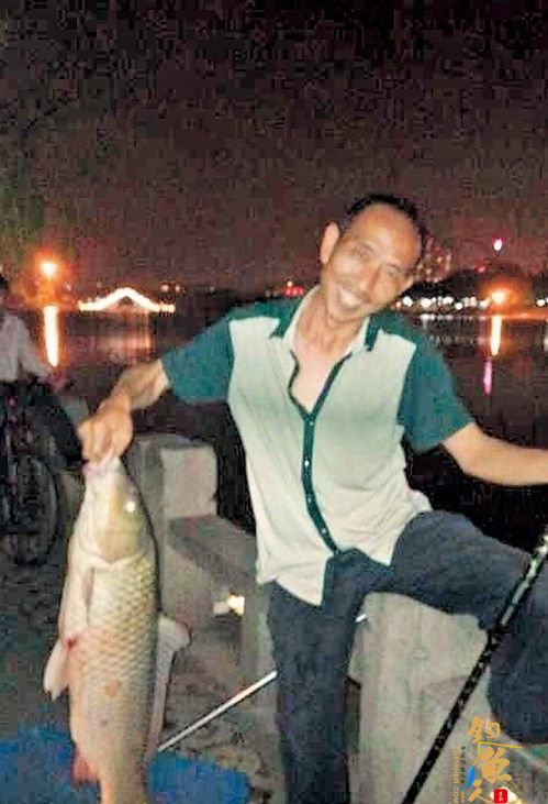 泉州西湖公园垂钓钓上大鲤鱼 长约半米重达17斤 图